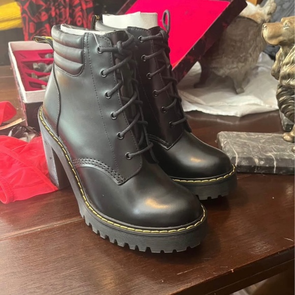 Doc Martens Persephone Boots W 7 Black Leather NEW - Picture 5 of 10